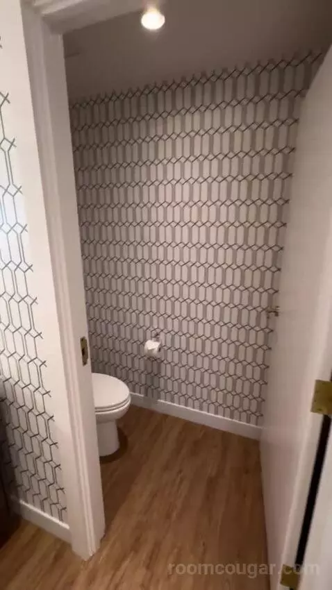 Signature King bathroom picture #10