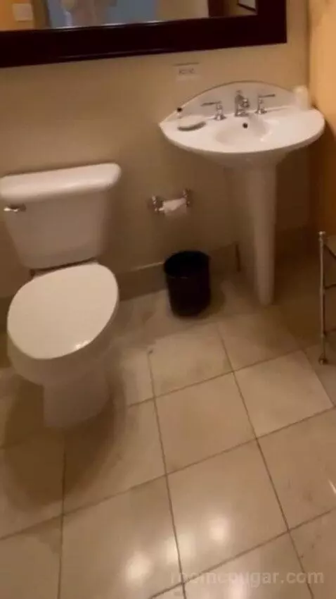 Deluxe King Room bathroom picture #2
