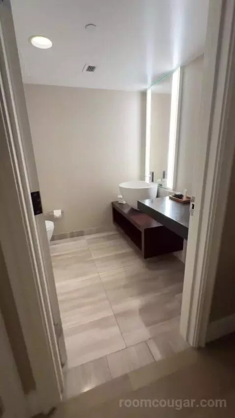 Sake Suite - Caesars Suites bathroom picture #1