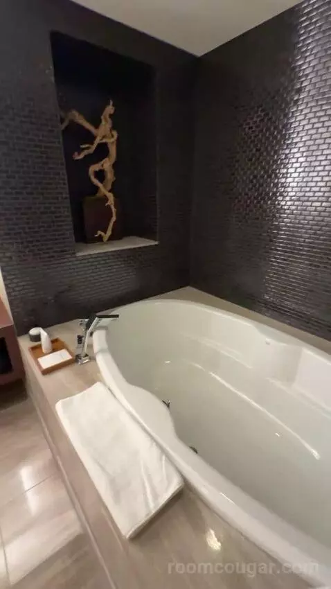 Sake Suite - Caesars Suites bathroom picture #7
