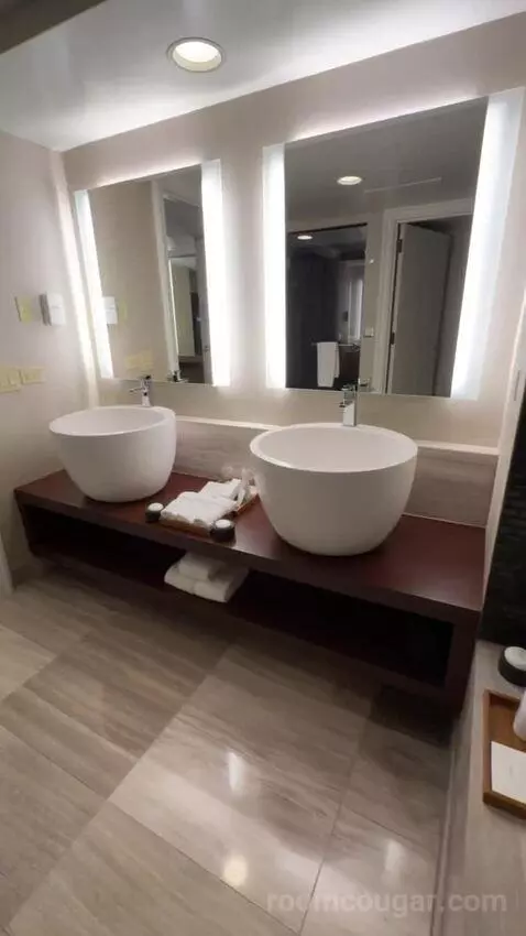 Sake Suite - Caesars Suites bathroom picture #9
