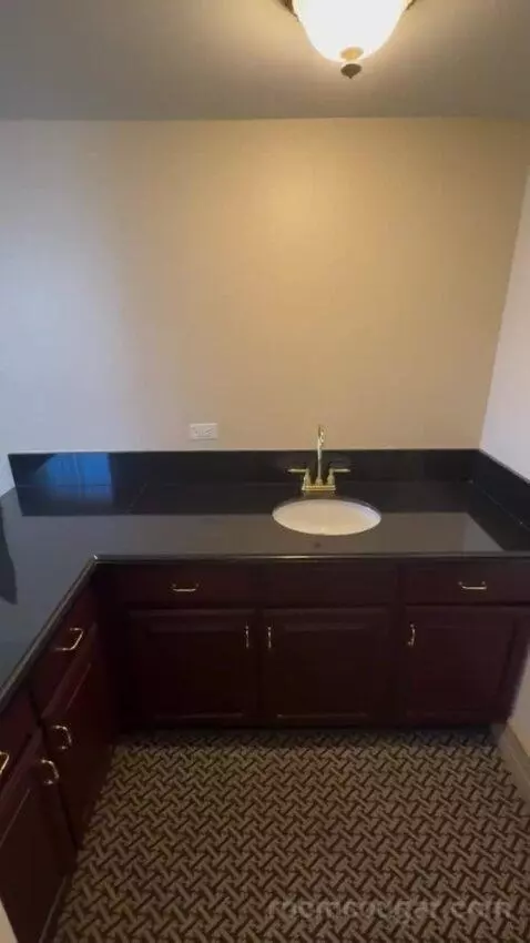One Bedroom King Suite bathroom picture #1