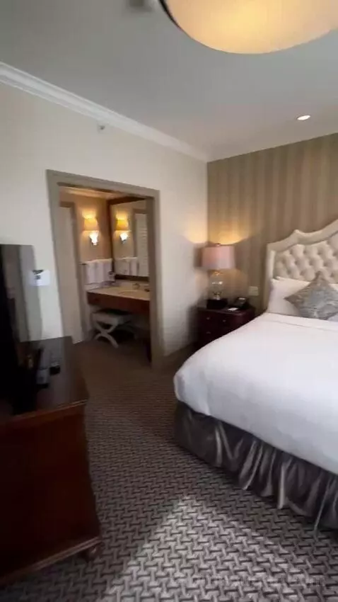 Bridal Suite bed picture #2
