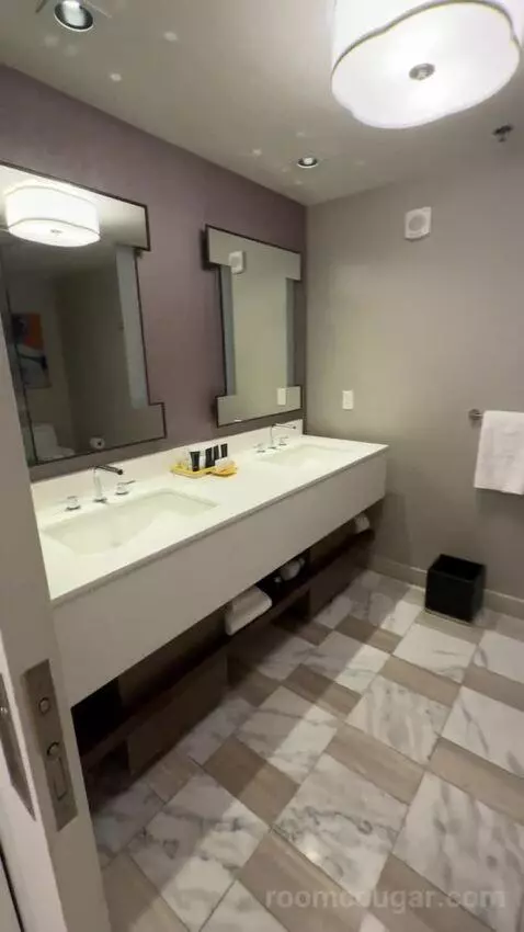 Julius Deluxe Room 2 Queens bathroom picture #3