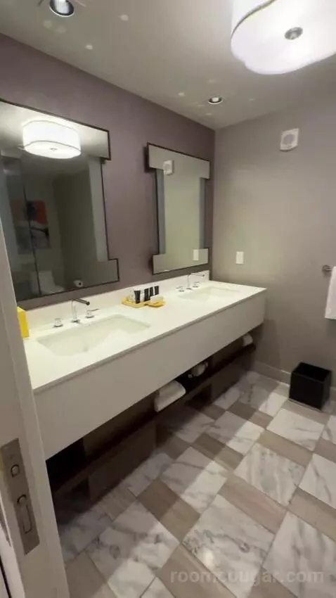 Julius Deluxe Room 2 Queens bathroom picture #4