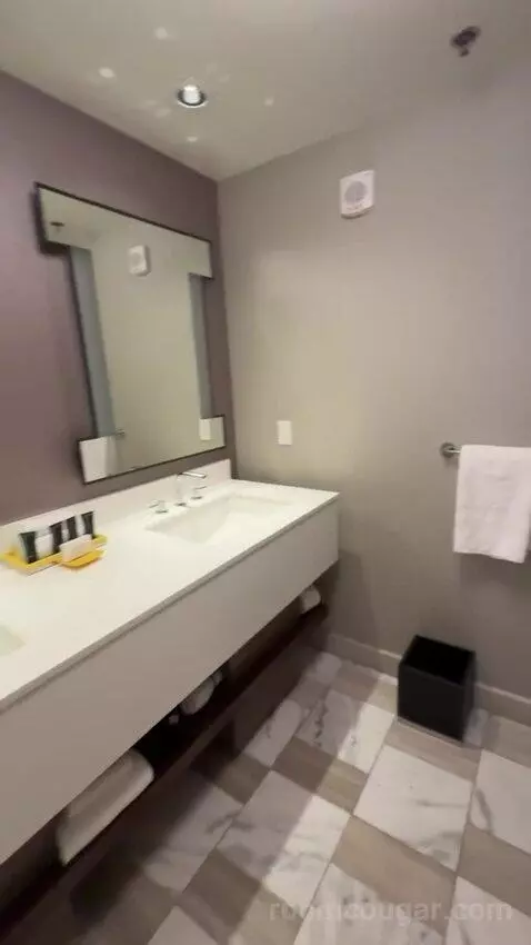 Julius Deluxe Room 2 Queens bathroom picture #6
