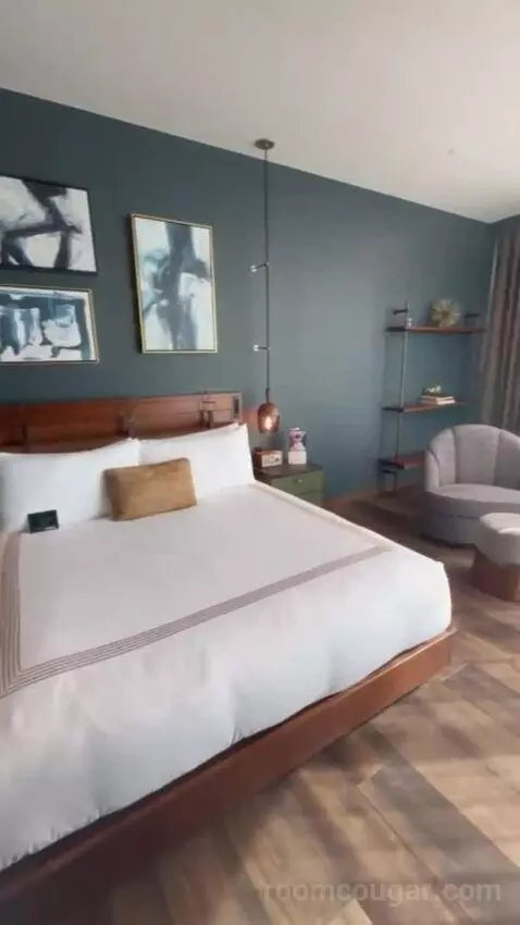 Riverwalk Suite bed picture #5