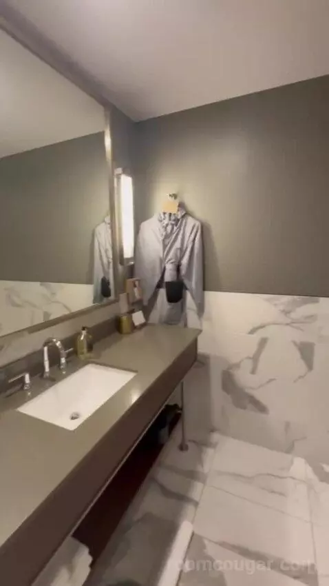 Riverwalk Suite bathroom picture #1