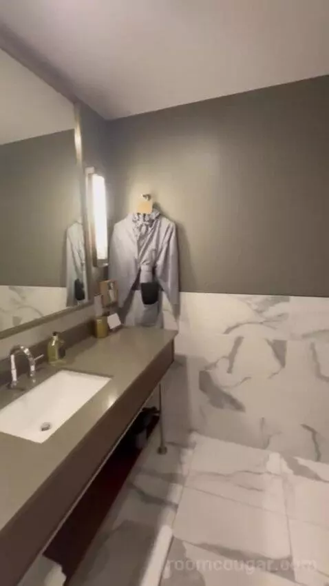 Riverwalk Suite bathroom picture #2