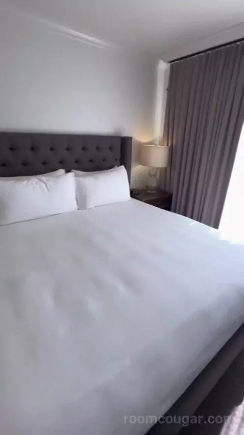 Deluxe Poolside bed picture #8