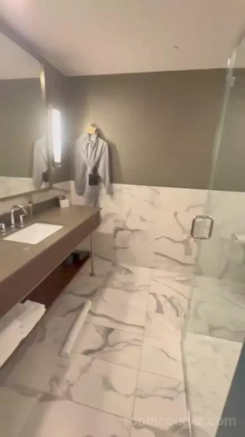 King Room with View bathroom picture #1