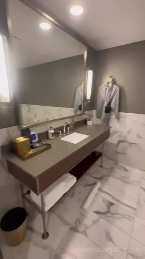 King Room with View bathroom picture #3
