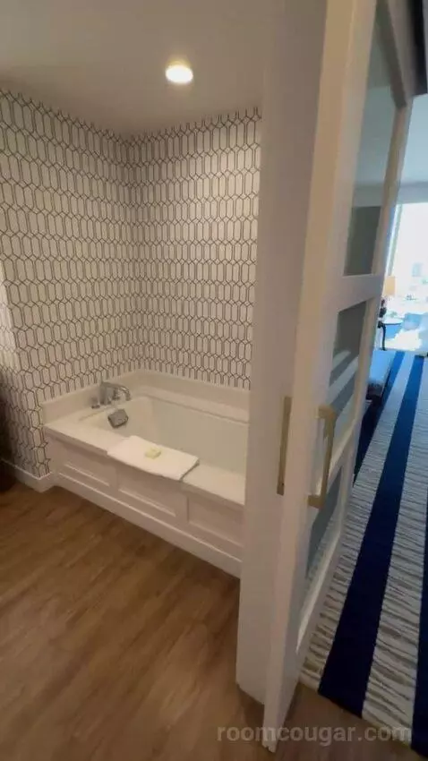 Junior King Suite bathroom picture #1