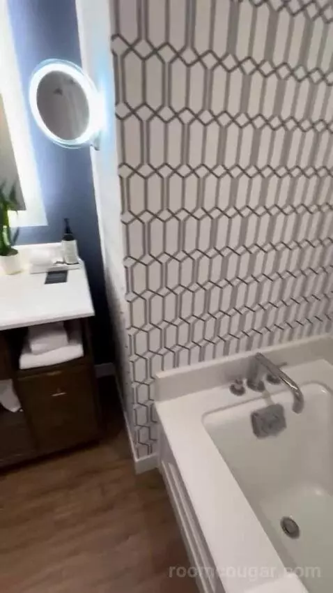 Junior King Suite bathroom picture #3