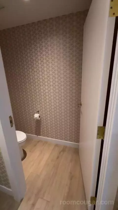 Gold Studio King bathroom picture #6