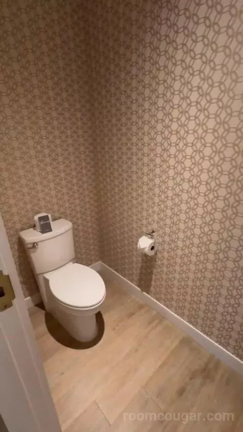 Gold Studio King bathroom picture #7