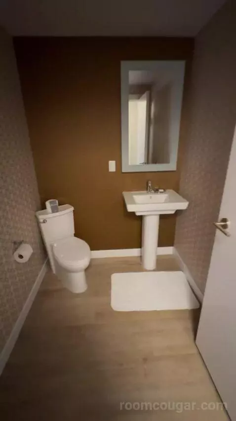 Gold Studio King bathroom picture #3