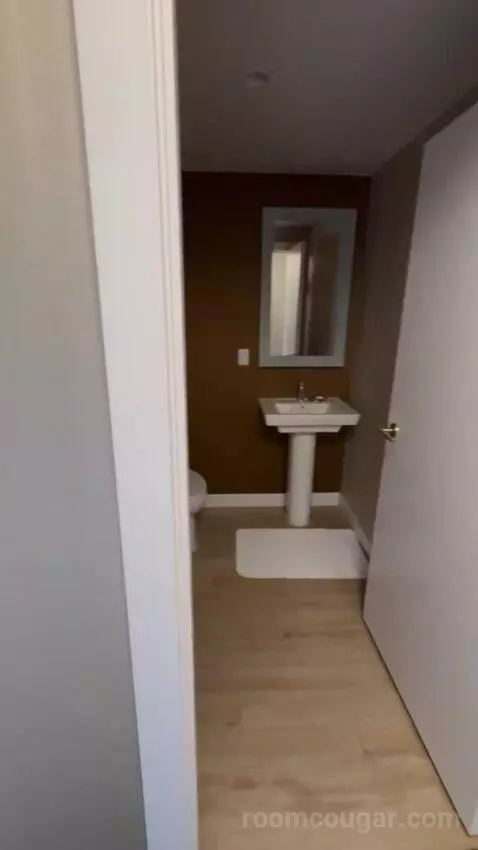 Gold Studio King bathroom picture #4