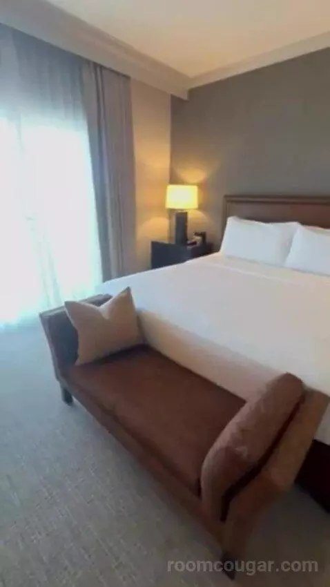 Luxury Presidential Suite bed picture #3