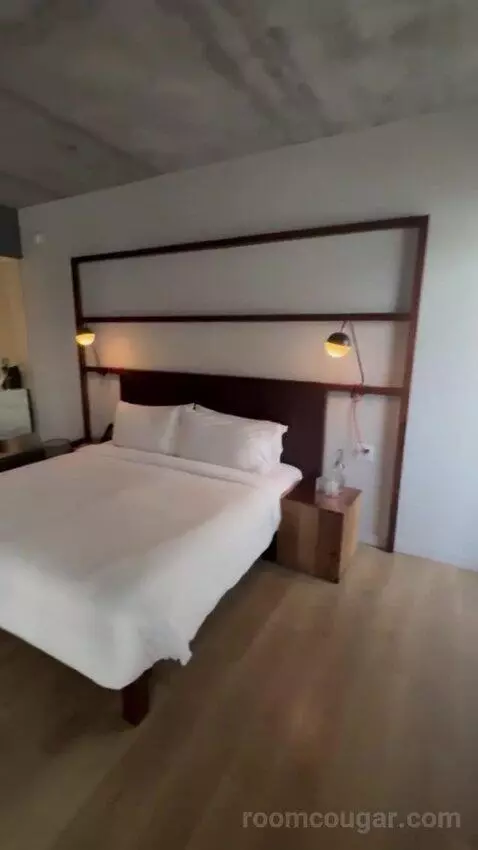 Poolside Premier (Nice room wi) bed picture #3