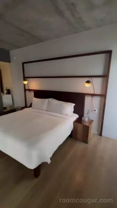Poolside Premier (Nice room wi) bed picture #4