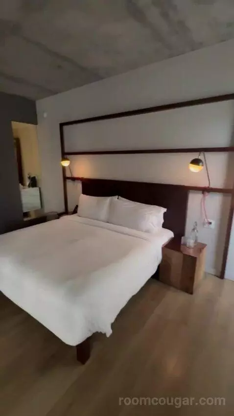 Poolside Premier (Nice room wi) bed picture #6