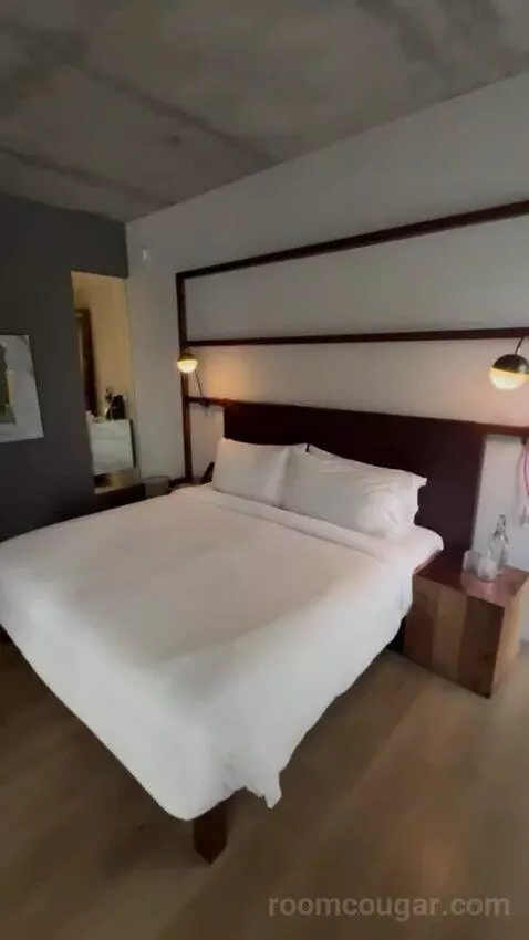 Poolside Premier (Nice room wi) bed picture #9