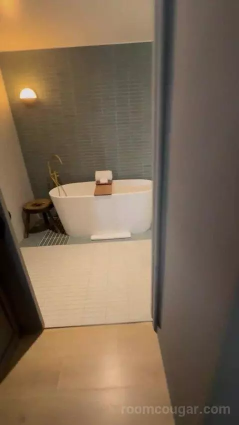 Poolside Premier (Nice room wi) bathroom picture #1