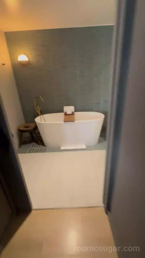 Poolside Premier (Nice room wi) bathroom picture #2