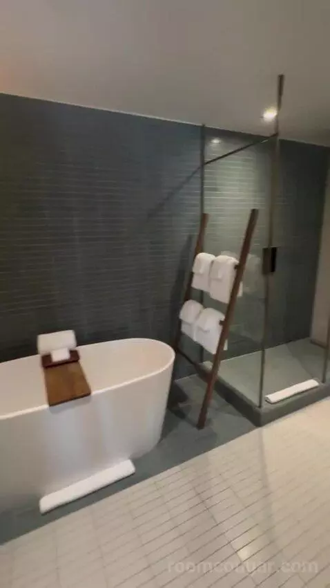 Poolside Premier (Nice room wi) bathroom picture #3