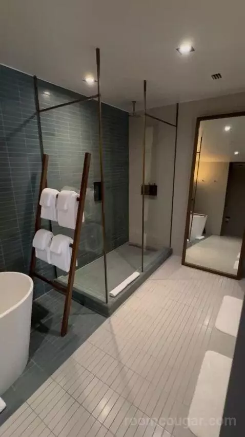 Poolside Premier (Nice room wi) bathroom picture #7