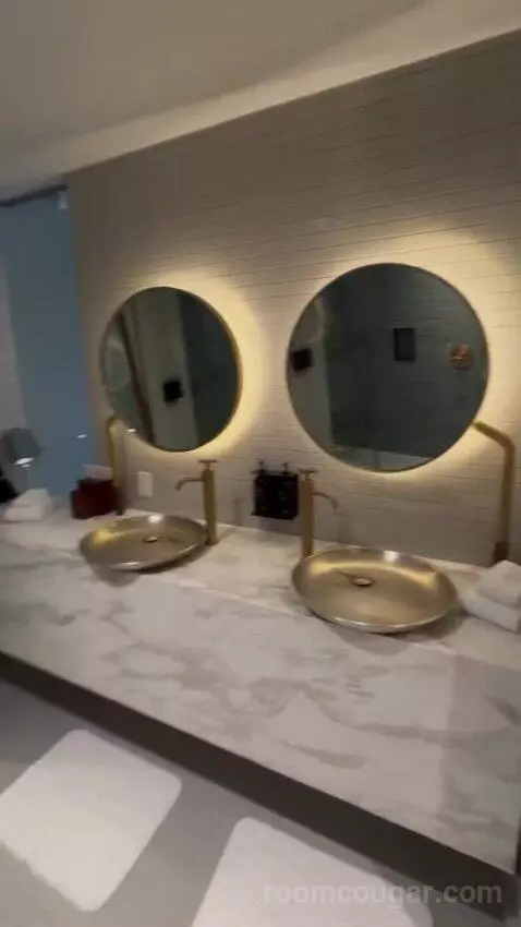 Poolside Premier (Nice room wi) bathroom picture #9