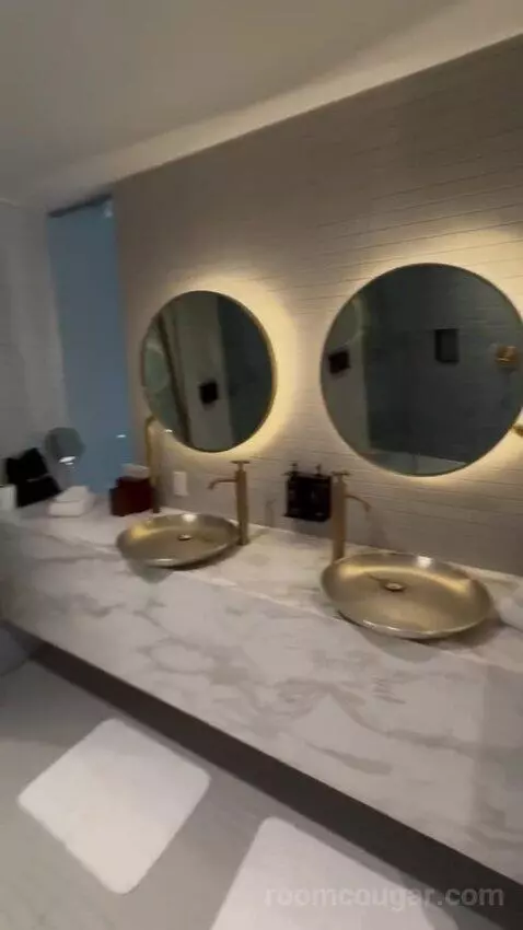 Poolside Premier (Nice room wi) bathroom picture #10