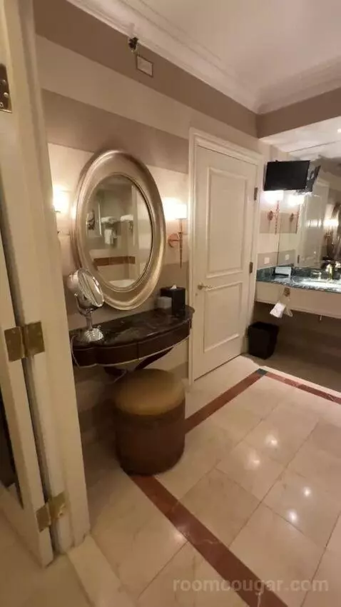 Venetian Luxury King Suite bathroom picture #1