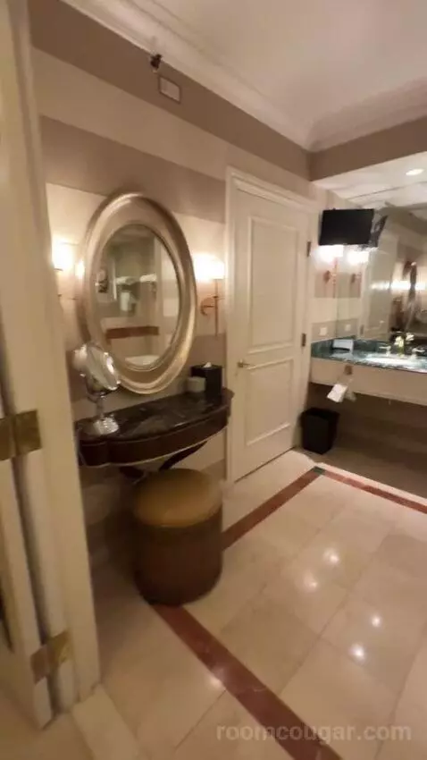 Venetian Luxury King Suite bathroom picture #2