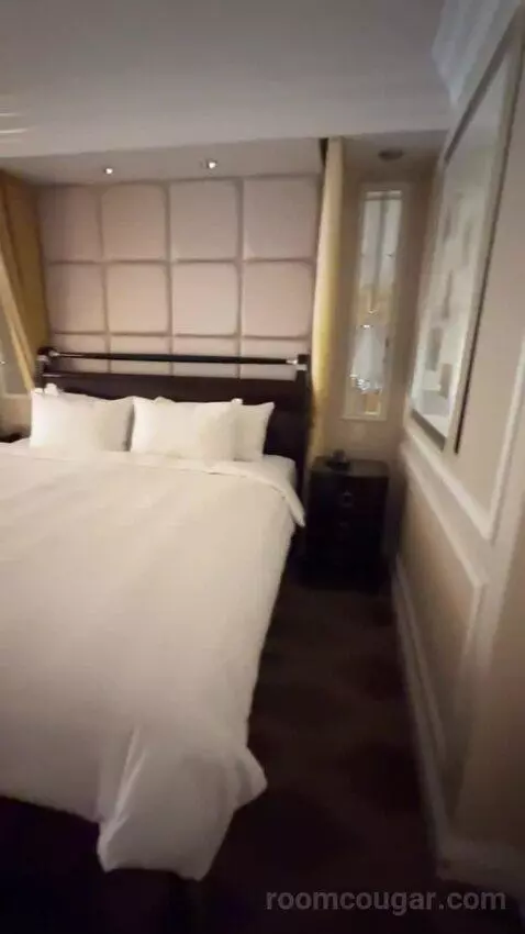 Venetian Luxury King Suite bed picture #6