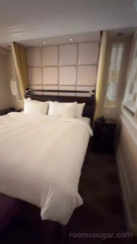 Venetian Luxury King Suite bed picture #8