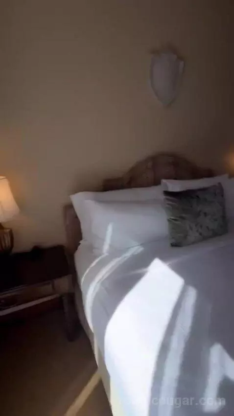 Sparrow Suite bed picture #2