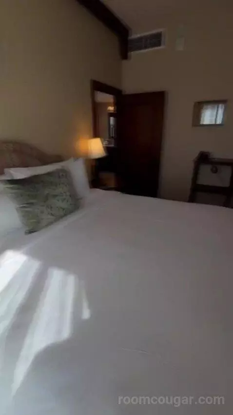 Sparrow Suite bed picture #12