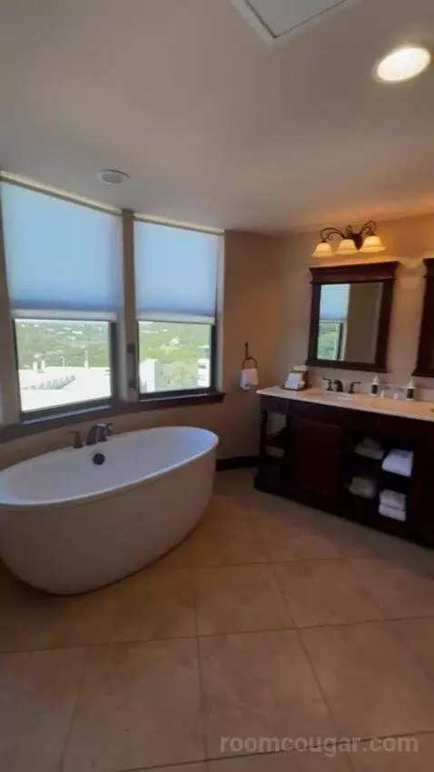 Sparrow Suite bathroom picture #5