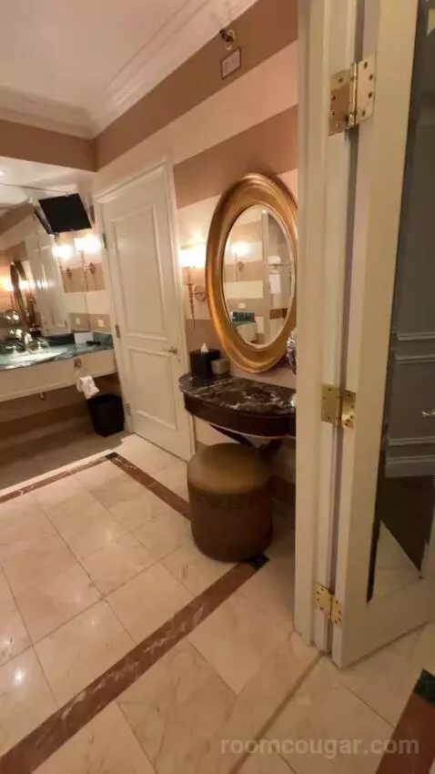 Venetian Luxury Two Queen Suite bathroom picture #2