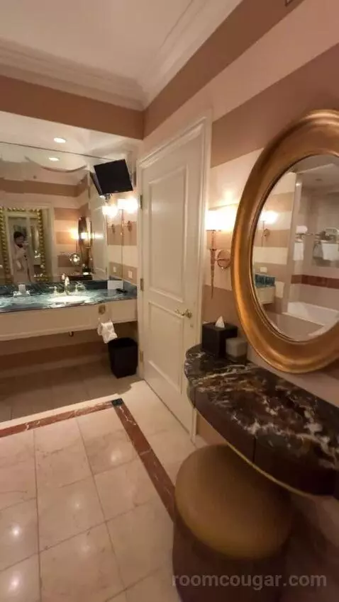 Venetian Luxury Two Queen Suite bathroom picture #3