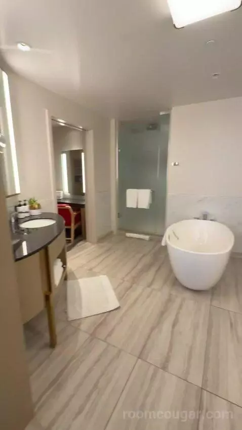 One-Bedroom King Suite with Strip View bathroom picture #5