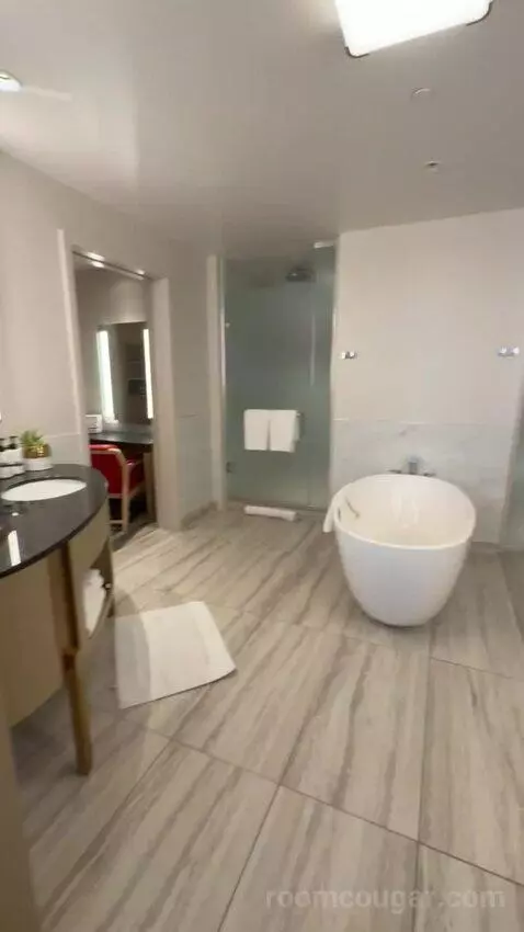 One-Bedroom King Suite with Strip View bathroom picture #6