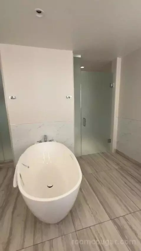 One-Bedroom King Suite with Strip View bathroom picture #8