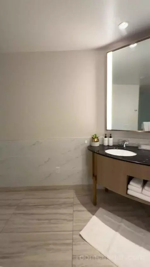 One-Bedroom King Suite with Strip View bathroom picture #9