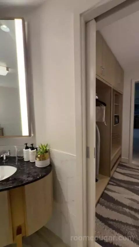 One-Bedroom King Suite with Strip View bathroom picture #12