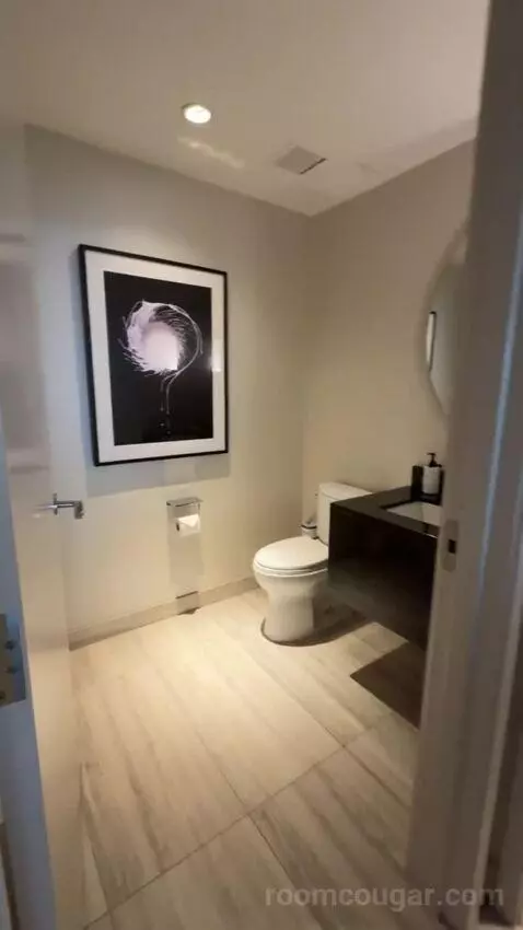 One-Bedroom King Suite with Strip View bathroom picture #1