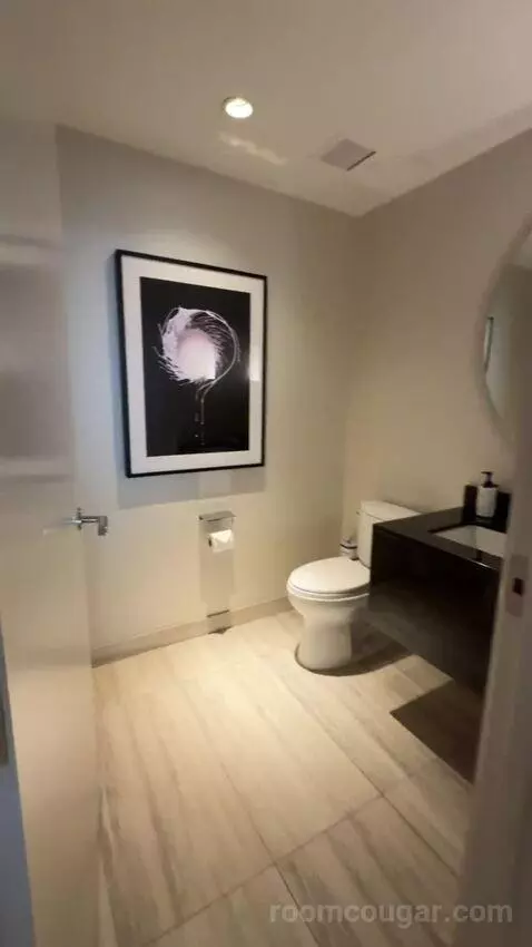 One-Bedroom King Suite with Strip View bathroom picture #2