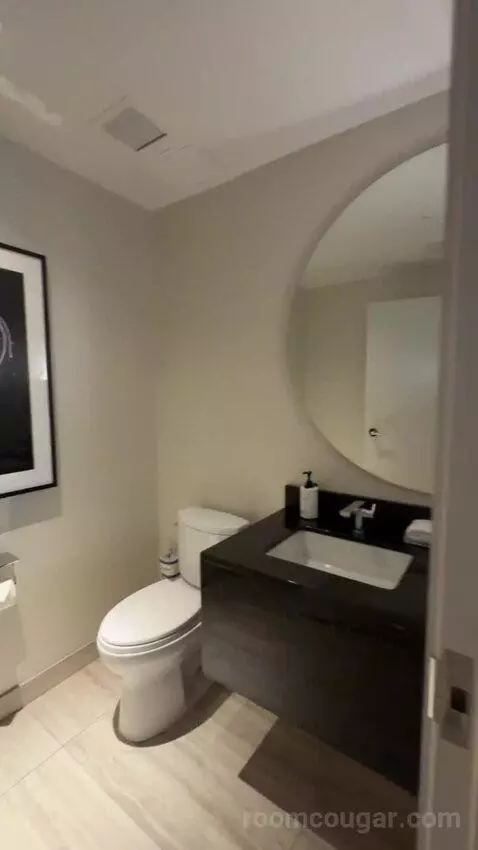 One-Bedroom King Suite with Strip View bathroom picture #3